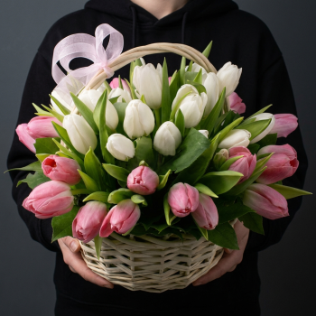 Белые и розовые тюльпаны в корзине