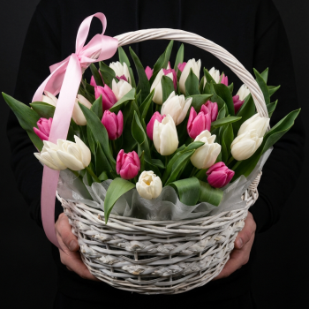 Розово белые тюльпаны в корзине