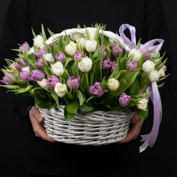 45 тюльпанов в корзине