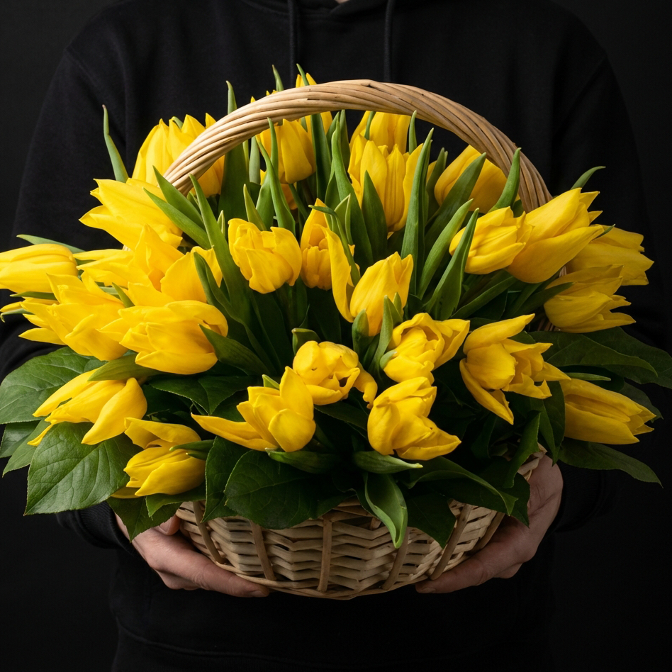 37 жёлтых тюльпанов в корзине