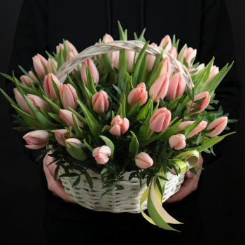 33 розовых тюльпана в корзине