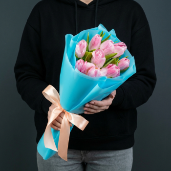 9 розовых тюльпанов в голубой упаковке