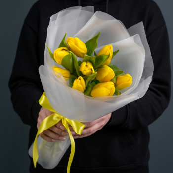 9 жёлтых тюльпанов в белой упаковке