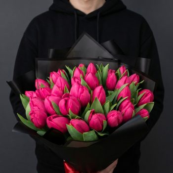 29 розовых тюльпанов в черной упаковке
