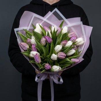 29 белых и сиреневых тюльпанов