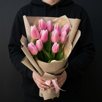 11 розовых тюльпанов в крафте