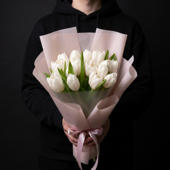 15 белых тюльпанов в розовой упаковке