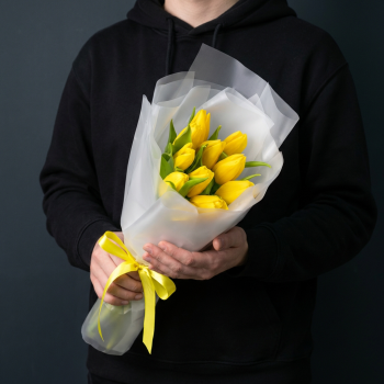 11 жёлтых тюльпанов в белой упаковке