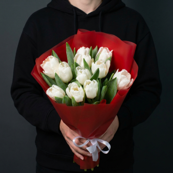 11 белых тюльпанов в красной упаковке