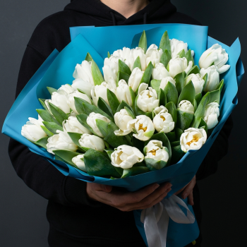35 белых тюльпанов в голубой упаковке