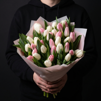 35 белых и розовых тюльпанов
