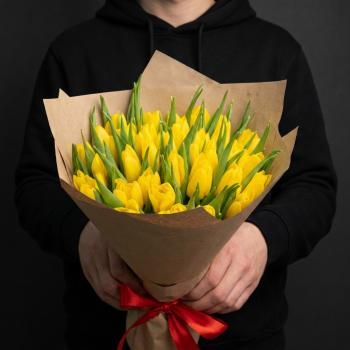 35 жёлтых тюльпанов