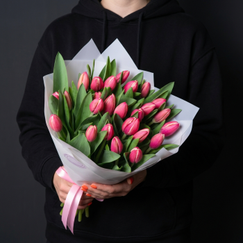 35 розовых тюльпанов в голубой упаковке