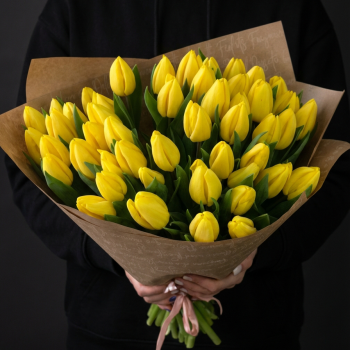 45 жёлтых тюльпанов в крафте