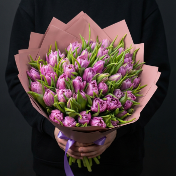 45 розовых тюльпанов в персиковой упаковке