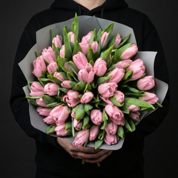 45 светло розовых тюльпанов