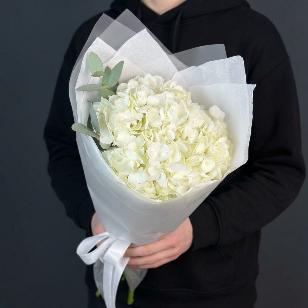 Белая гортензия с эвкалиптом