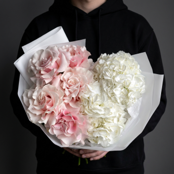 Розовые розы с белыми гортензиями