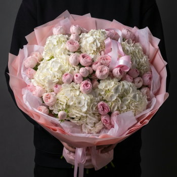 5 белых гортензий с кустовыми розами