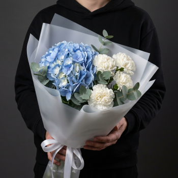 Голубая гортензия с гвоздиками