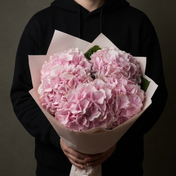 Букет гортензий в бежевой упаковке