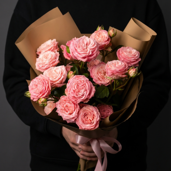 3 розовые кустовые розы в кремовой упаковке