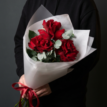 3 французские красные розы с эвкалиптом