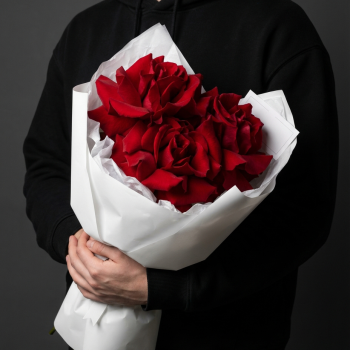 3 французские розы в яркой упаковке