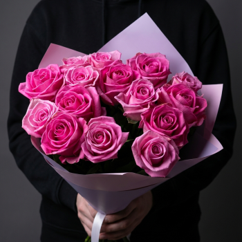 19 розовых роз в сиреневой упаковке