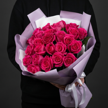 25 розовых роз в сиреневой упаковке