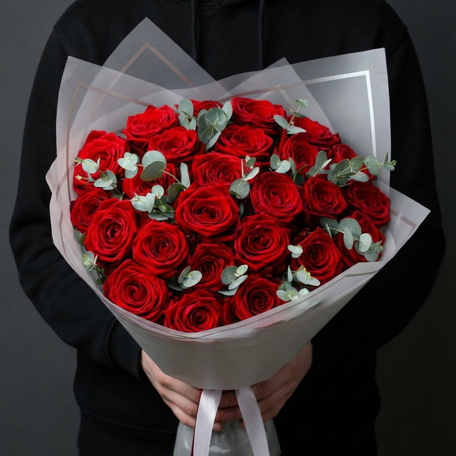 Букет из 25 красных роз с эвкалиптом