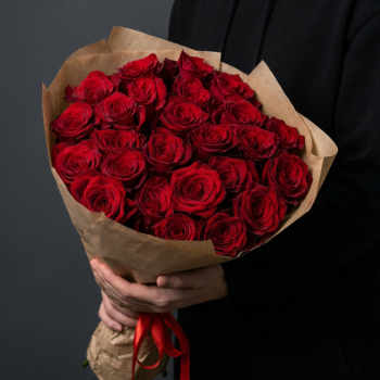 25 красных роз в крафте