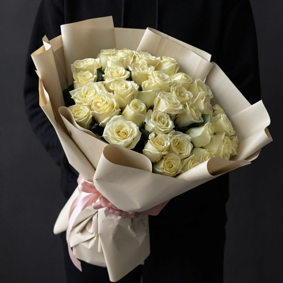 35 белых роз в яркой упаковке
