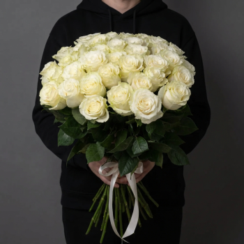 35 белых роз под ленту