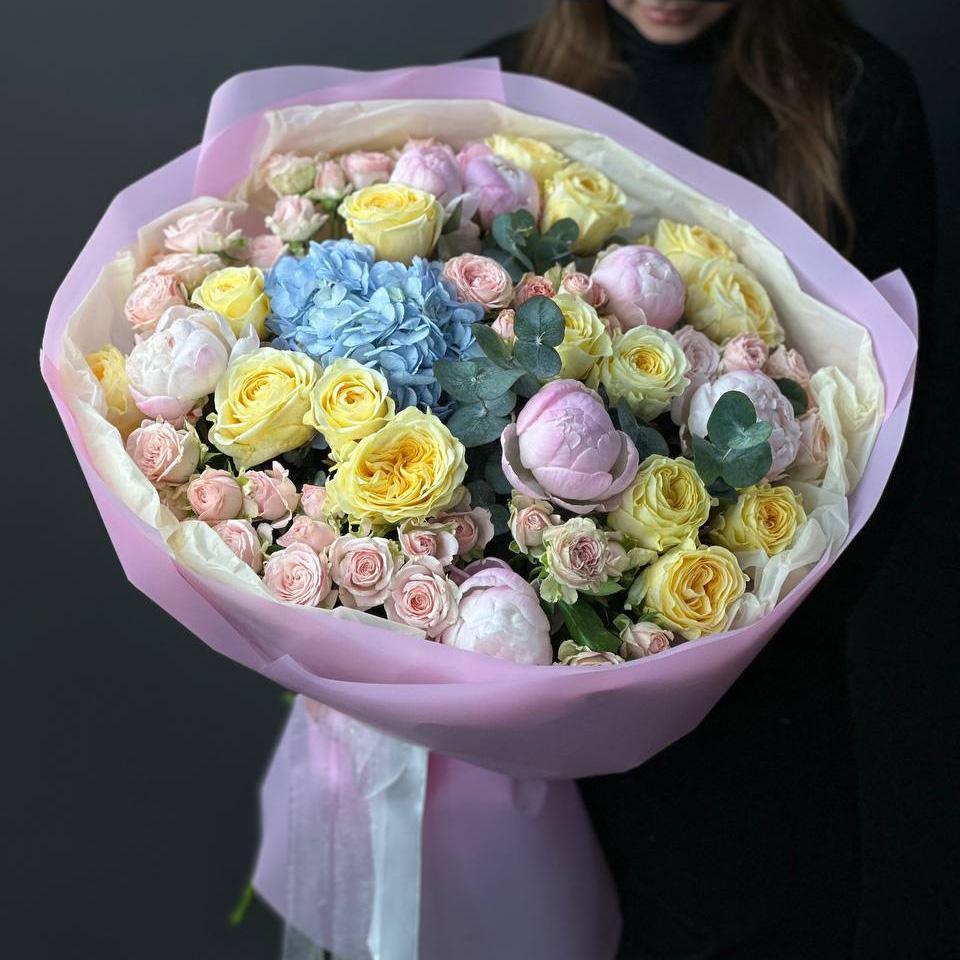 Букет с пионами, гортензиями и розами