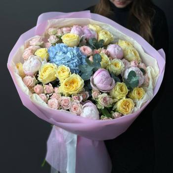 Букет с пионами, гортензиями и розами