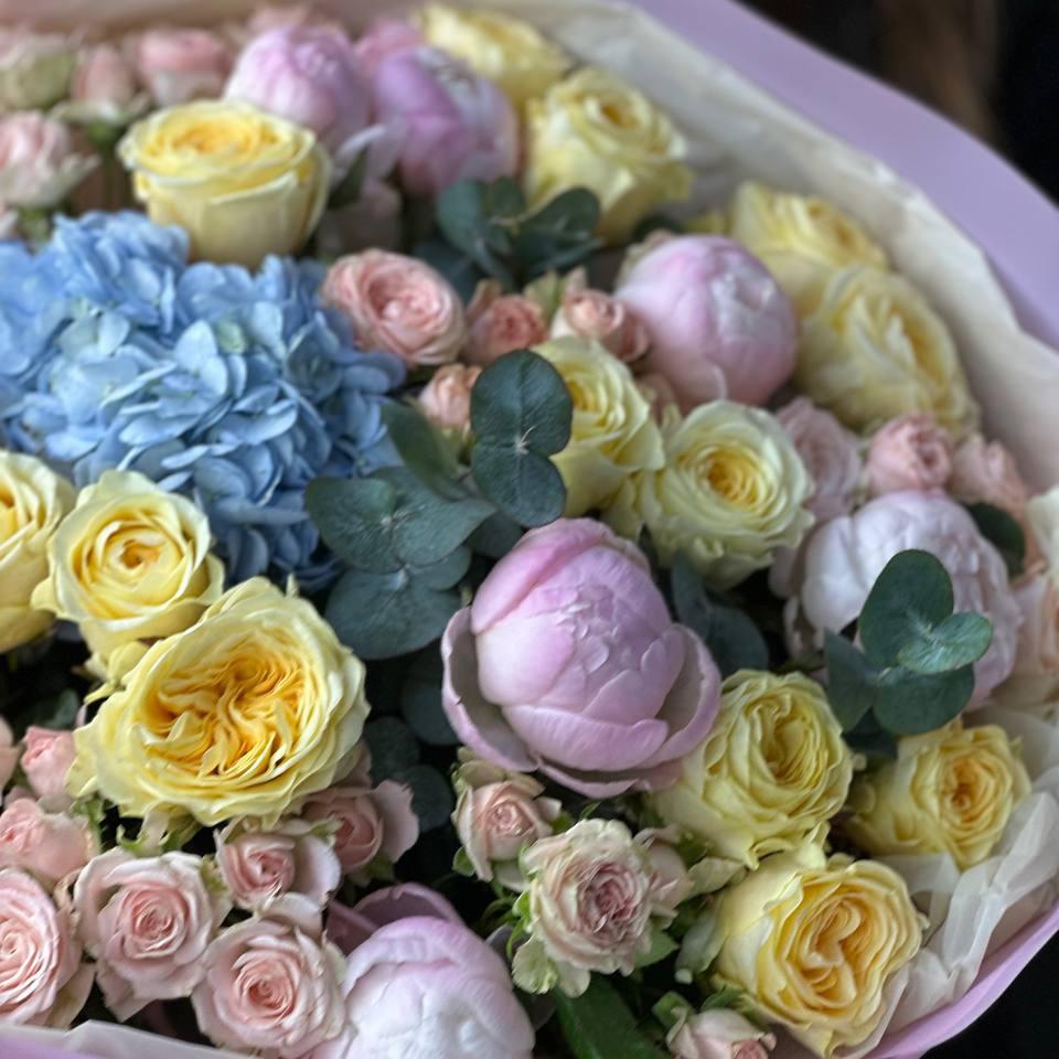 Букет с пионами, гортензиями и розами