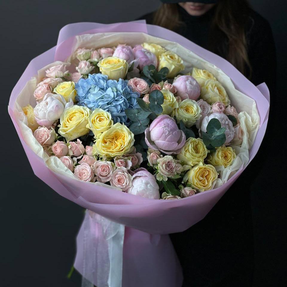 Букет с пионами, гортензиями и розами