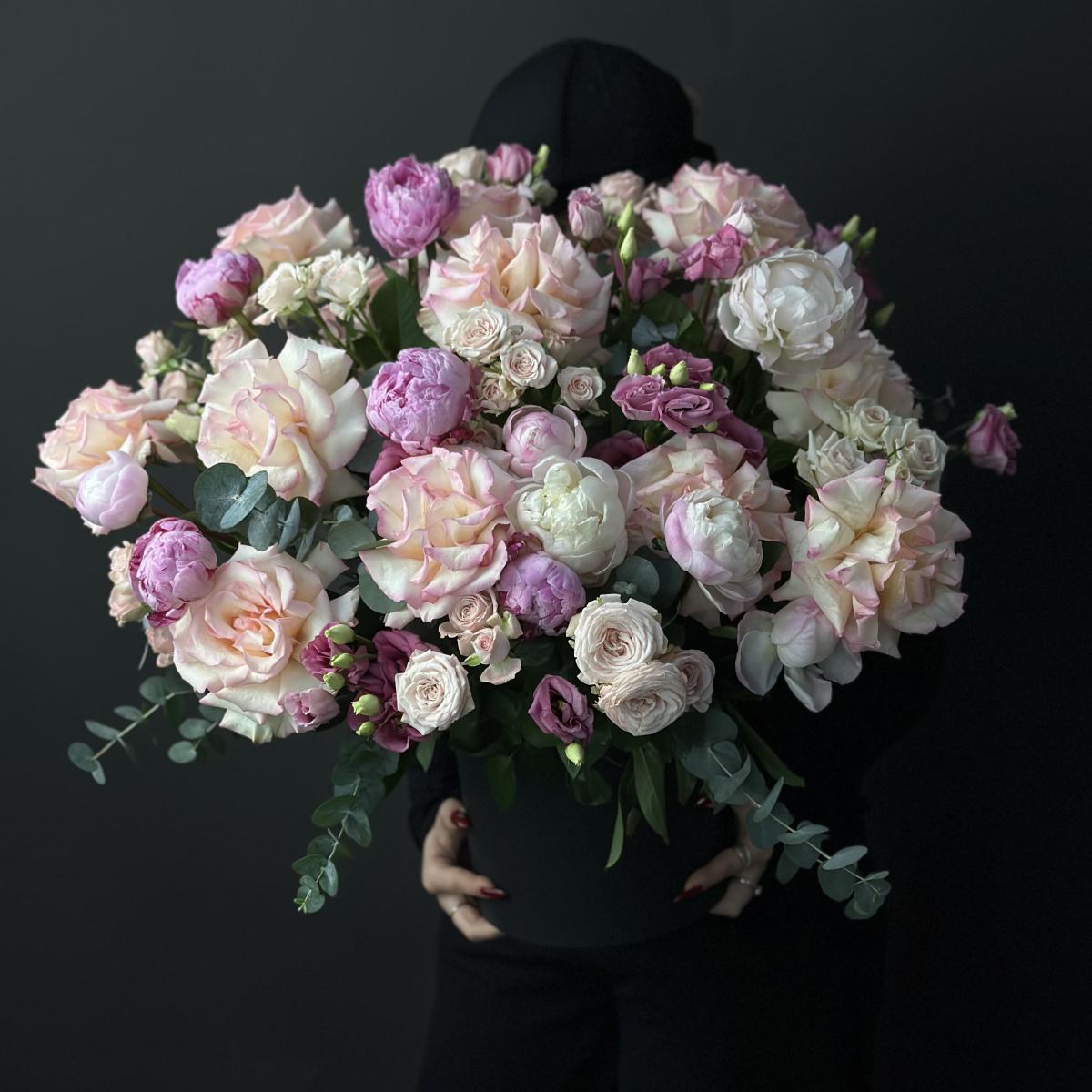 Композиция с розами, пионами и лизиантусами