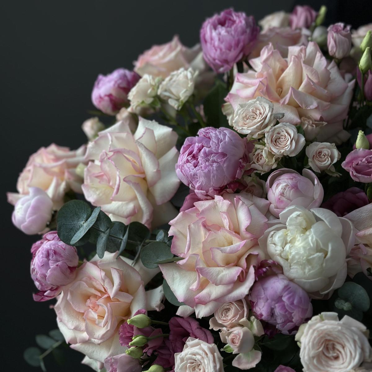 Композиция с розами, пионами и лизиантусами