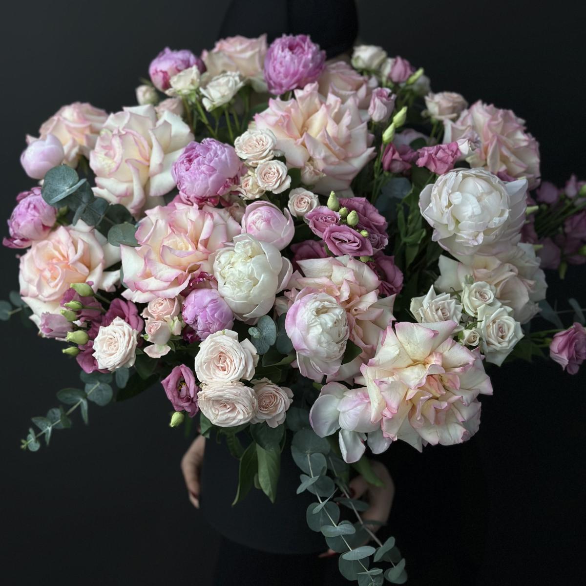 Композиция с розами, пионами и лизиантусами