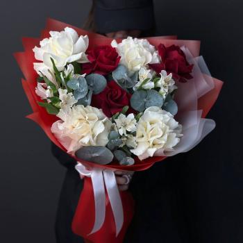 Букет из 7 роз с альстромериями