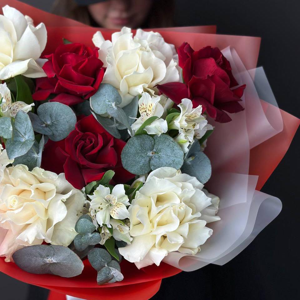 Букет из 7 роз с альстромериями