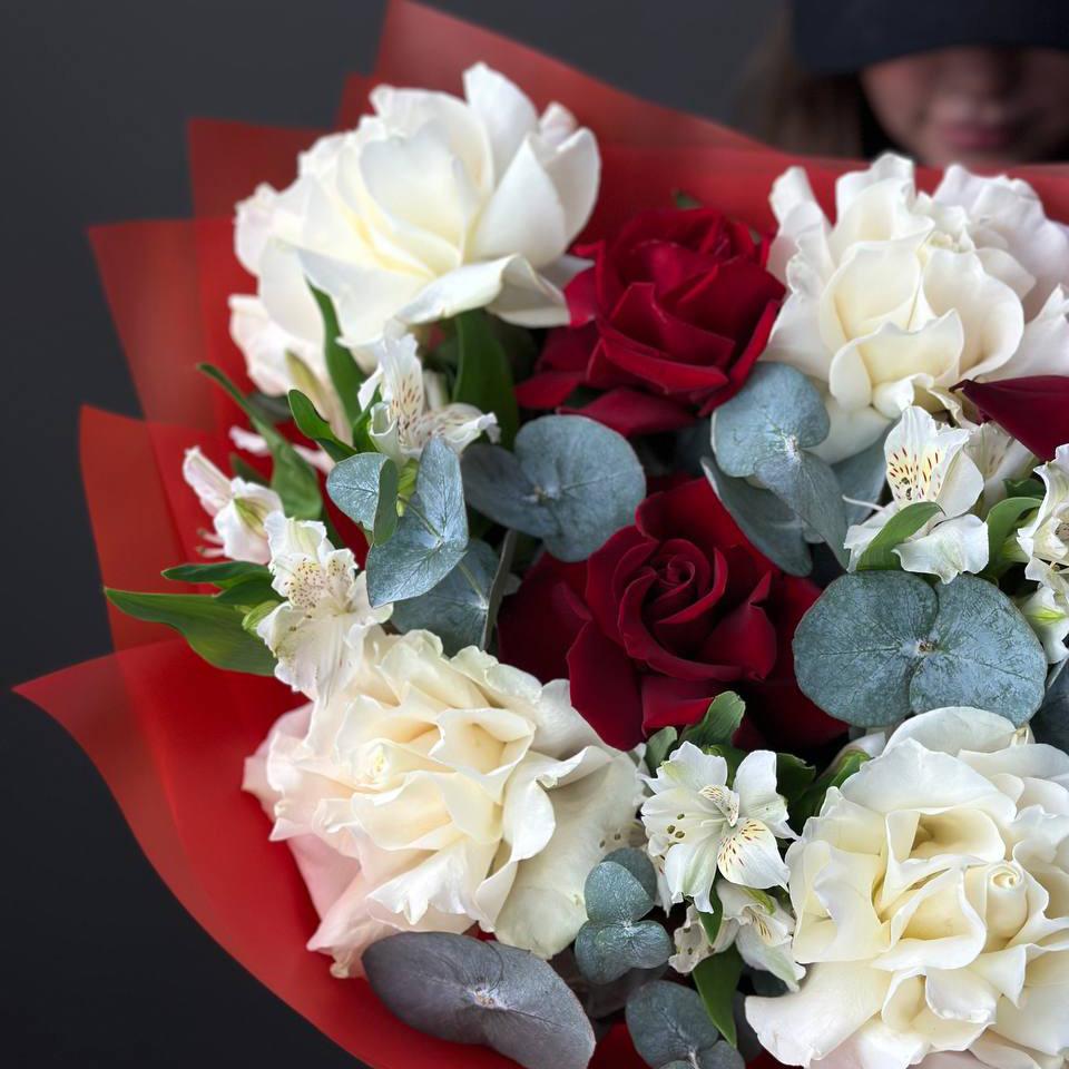 Букет из 7 роз с альстромериями