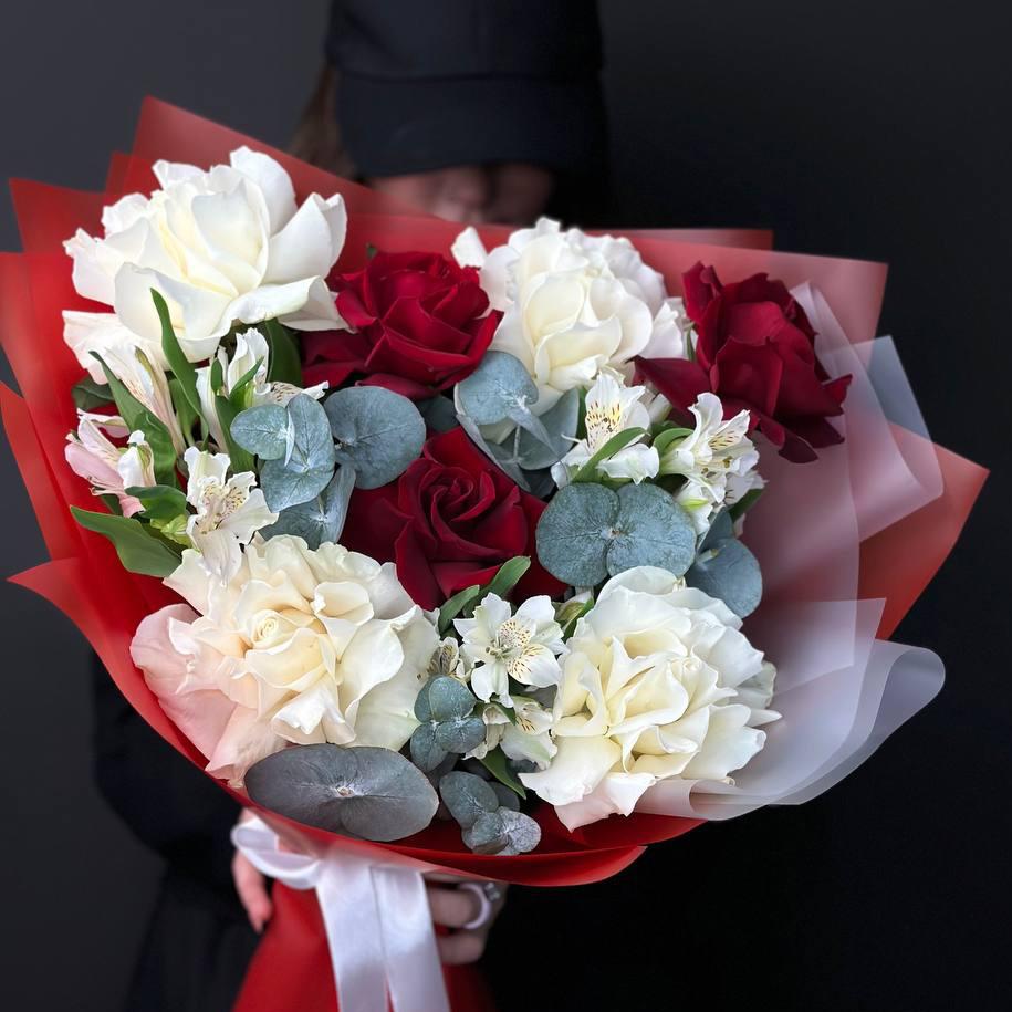 Букет из 7 роз с альстромериями