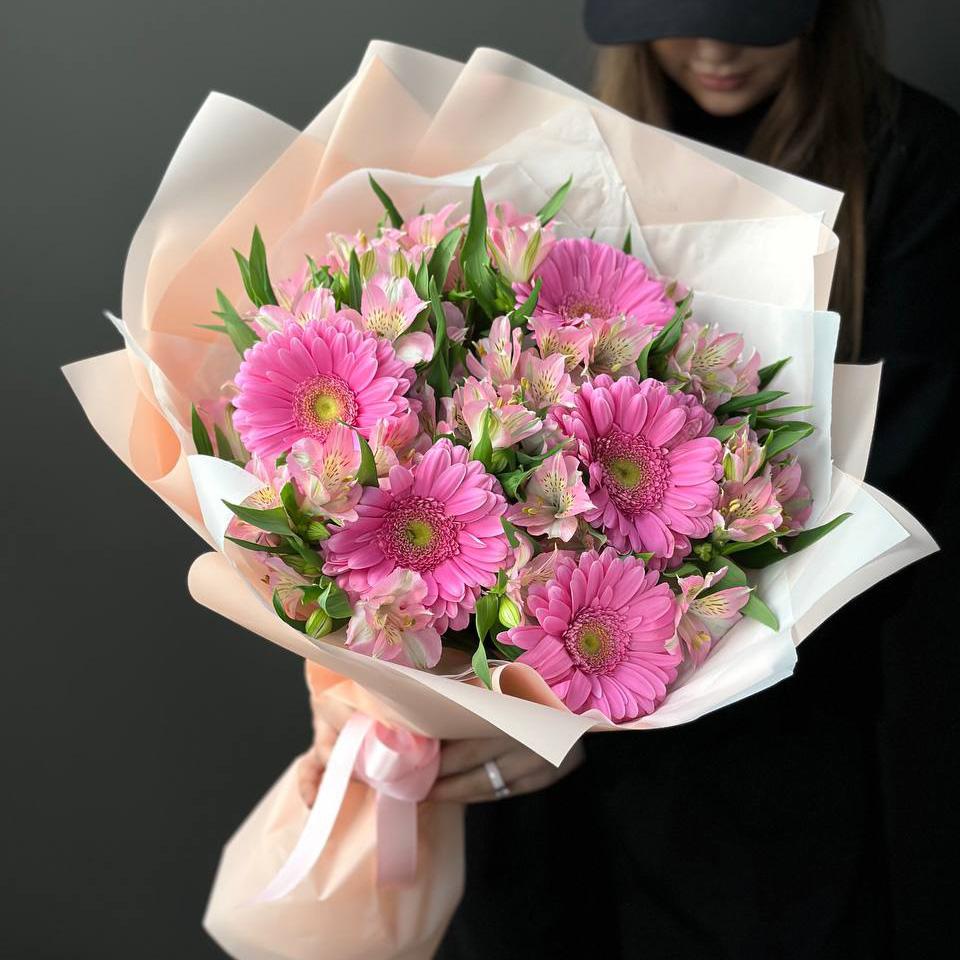 5 розовых гербер с альстромериями