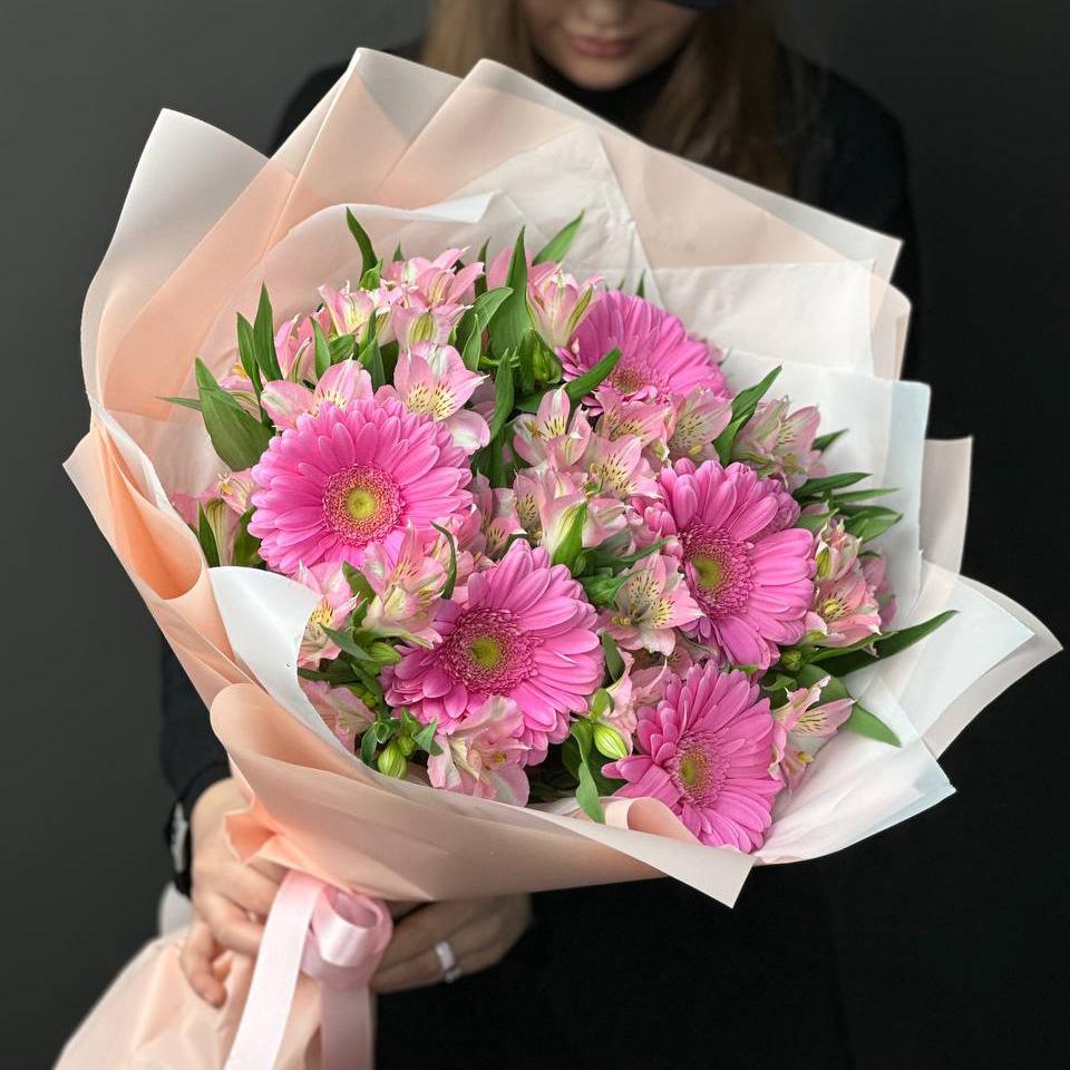 5 розовых гербер с альстромериями