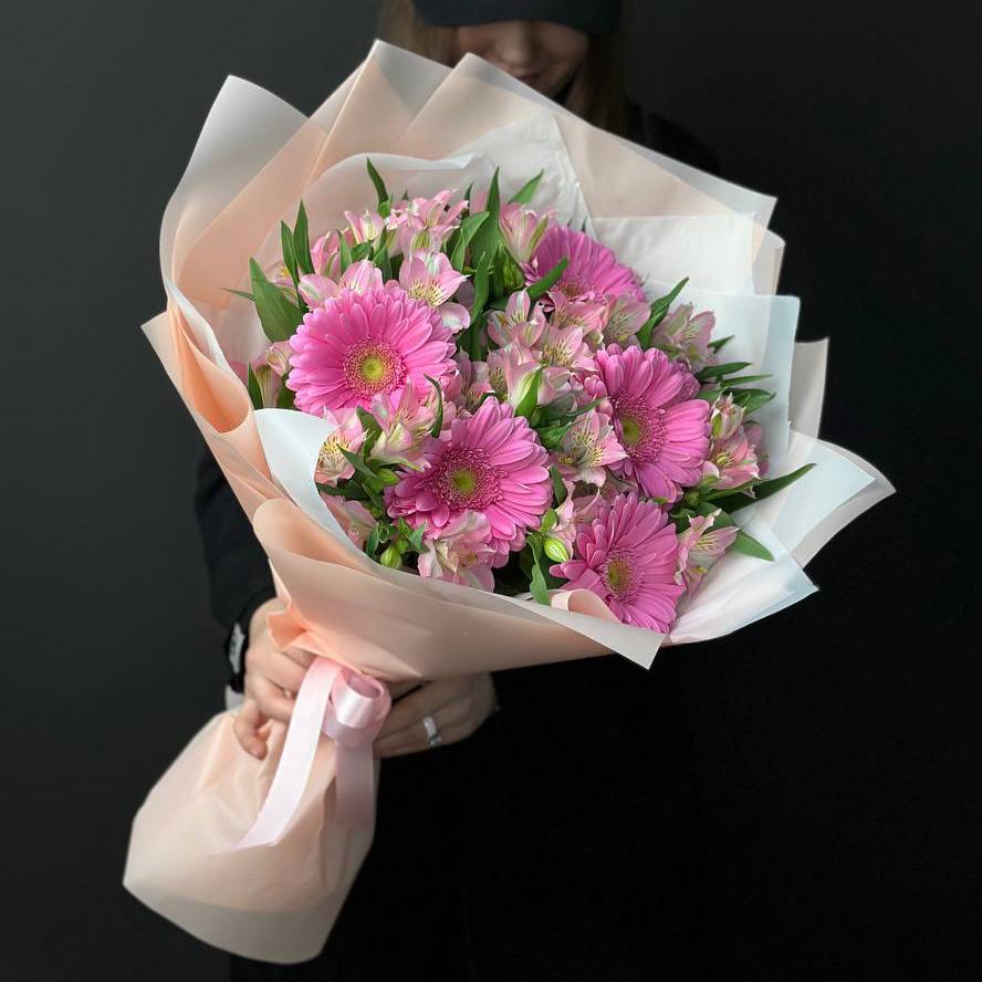 5 розовых гербер с альстромериями