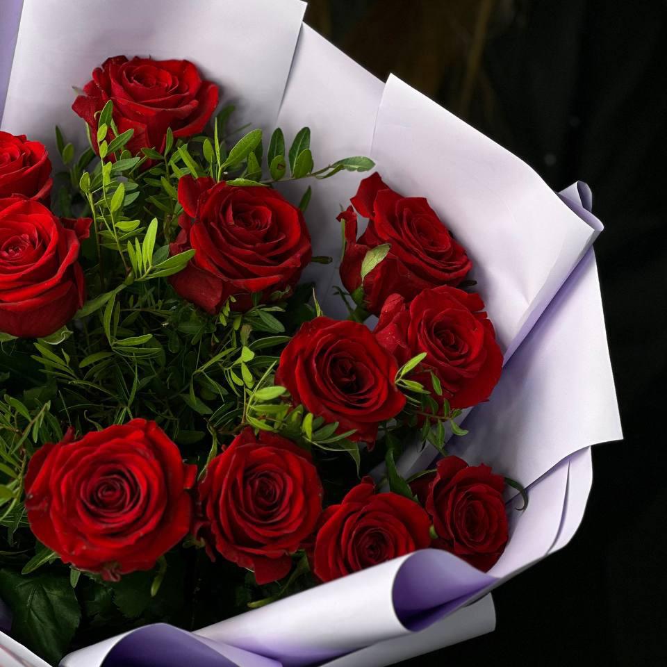 11 красных роз с фисташкой