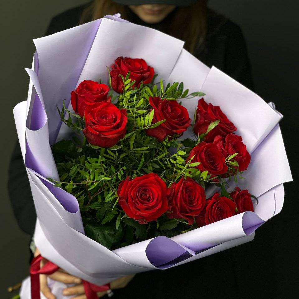 11 красных роз с фисташкой